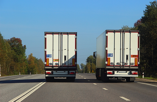 LKW-auf-Autobahn-TIR-Schilder