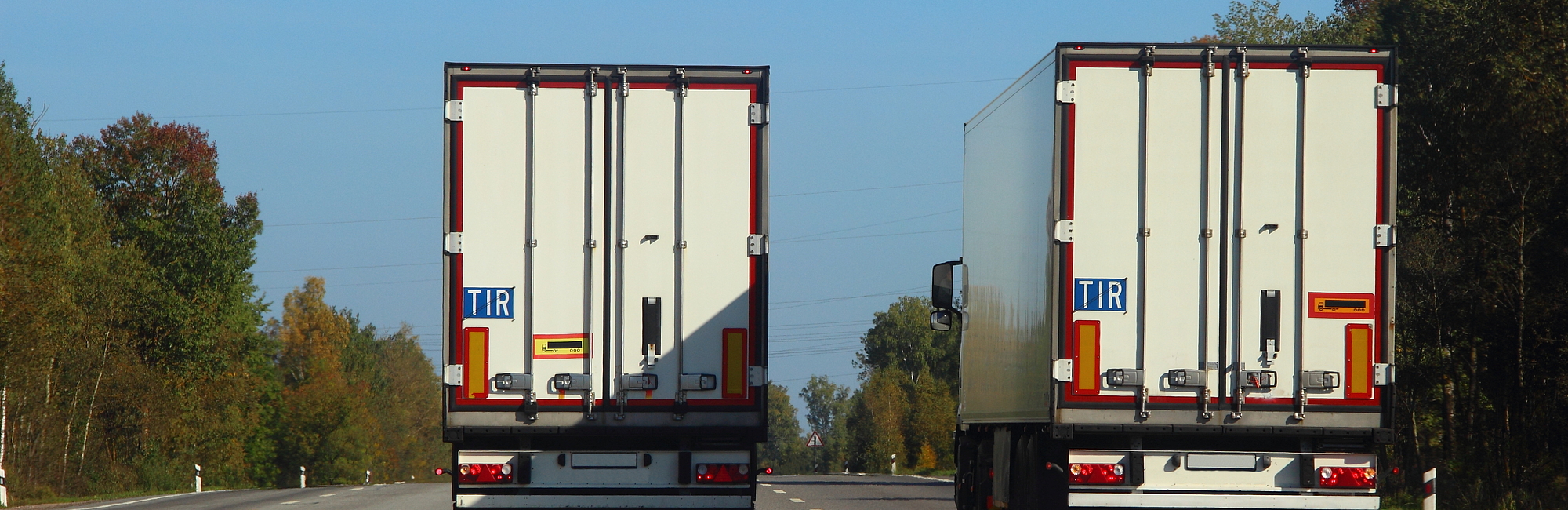 LKW-auf-Autobahn-TIR-Schilder