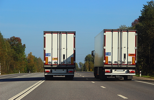 LKW-auf-Autobahn-TIR-Schilder