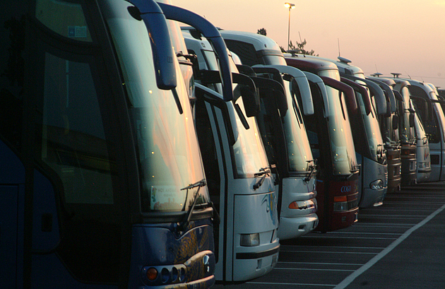 Reisecars stehen auf Parkplatz am Morgen