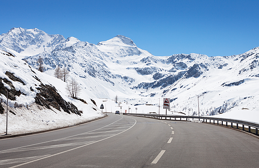 Symbolbild Strasse Simplonpass Winter