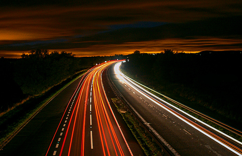 Symbolbild-Autobahn-nachts-Lichter